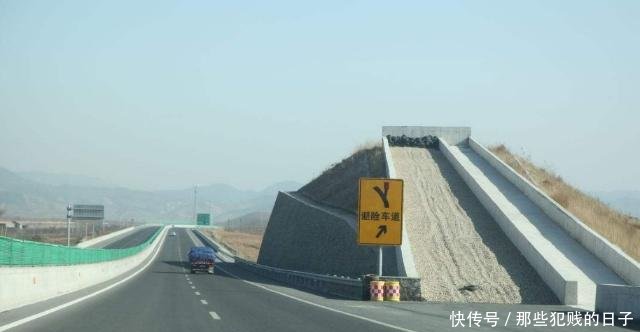 我国高速公路的“特色产物”，外国人看完一脸稀奇，到底有啥用