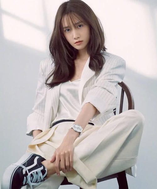 韩国林允儿，简单的牛仔外套，穿出了清新淑女素雅美！