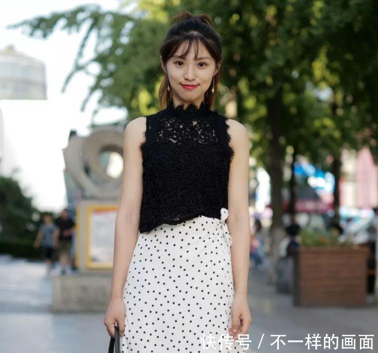 街拍：小姐姐时尚美丽又动人，轻松就塑造出了唯美又浪漫的感觉！