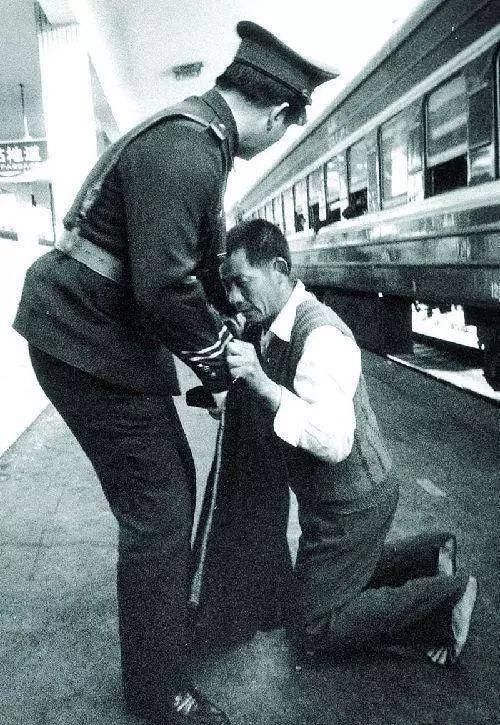  排队■被藏40年的春运偷拍照：那一年，我排队到通宵，那一年…