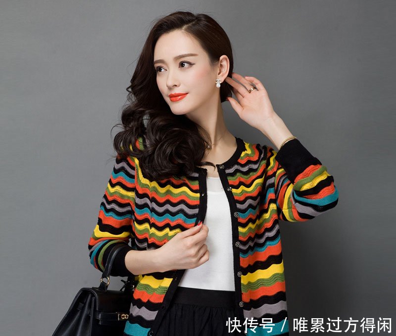 小脚裤赶紧扔了吧！现在早秋流行：针织衣+烟管裤，更显高级美