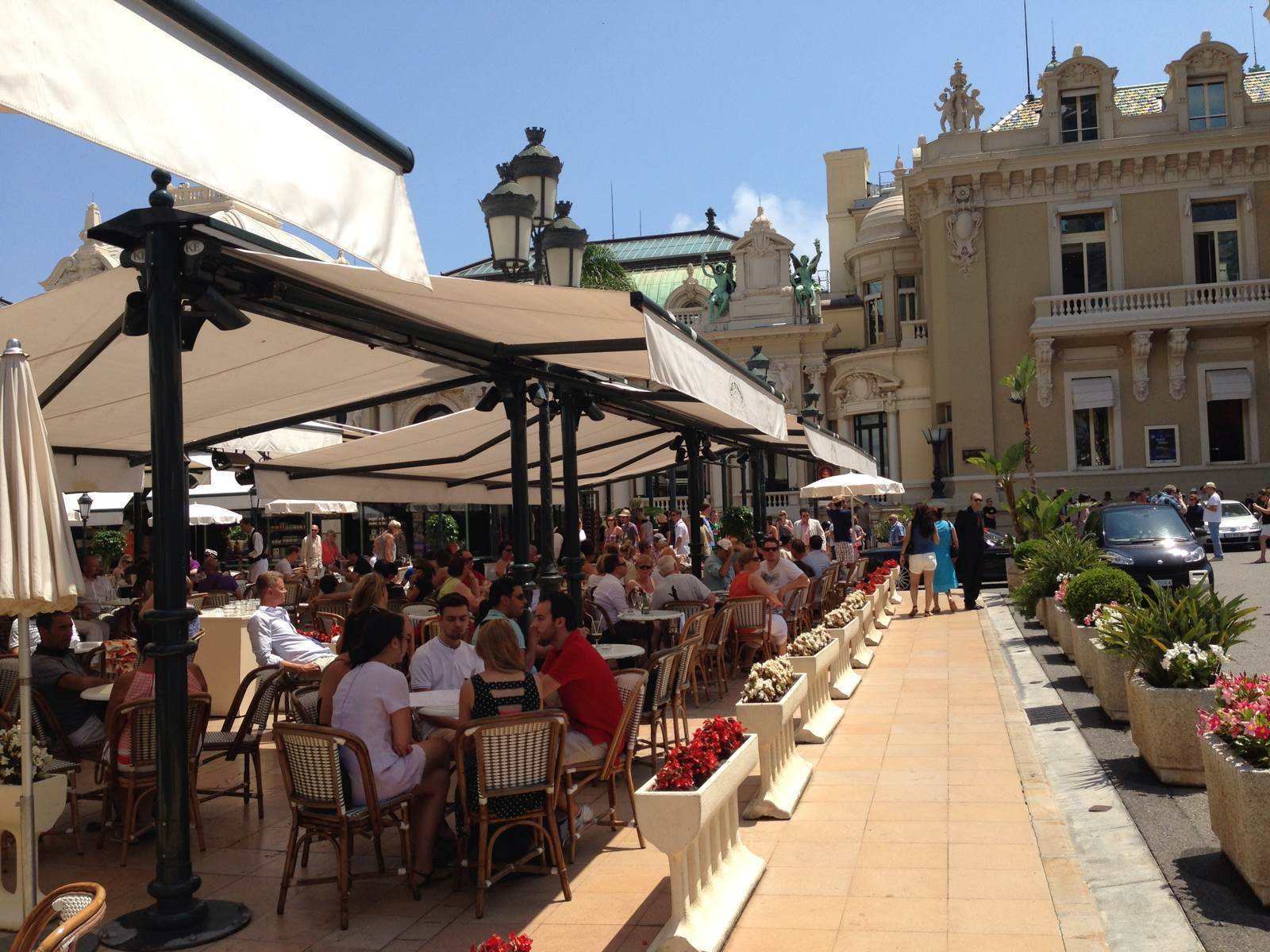 世界上房价最高的国家，每平方高达38万，居民收入主要靠什么？