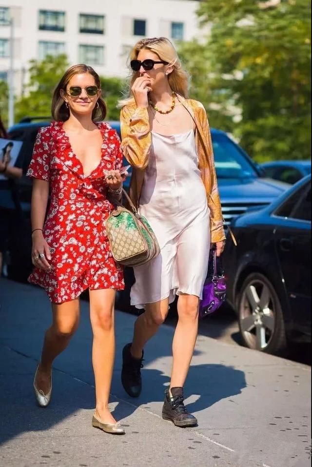 丢掉磨脚的高跟鞋，秋季pick裙子+运动鞋，给你想不到的美