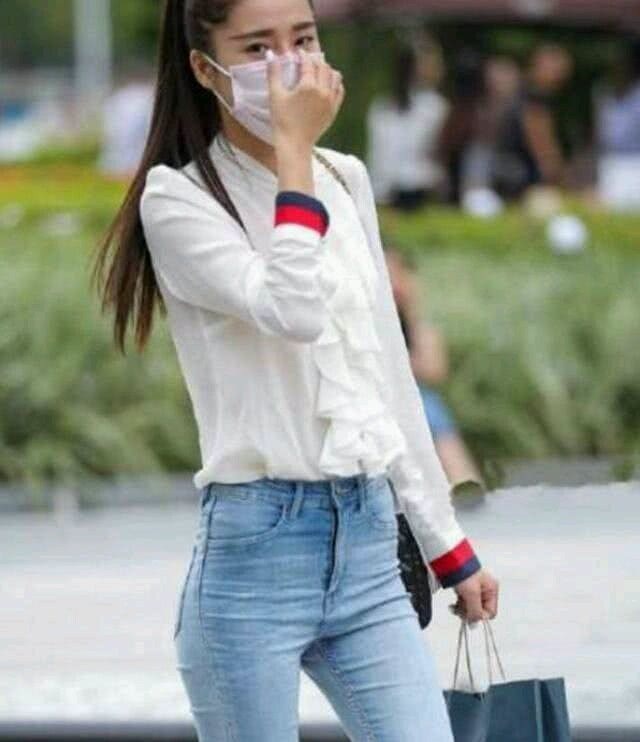 十分秀丽的牛仔裤美女，才看一眼就睡不着了！