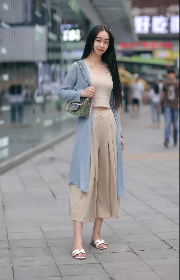 街拍路人，有气质又爱美的女人都爱这么搭，浑身散发出时尚的气息
