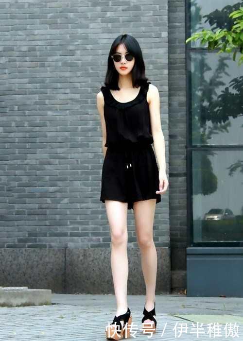 「美女」街拍:高挑精致美女黑色穿搭显得皮肤更加白皙,修长双腿让人回味