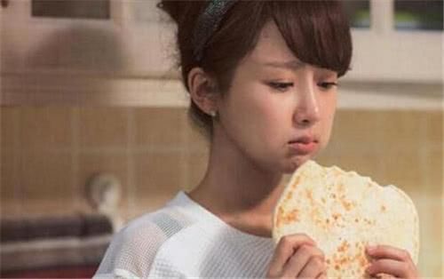 网友实名举报，说杨紫拍戏的时候假吃，难道一个鸡腿吃不下去吗?