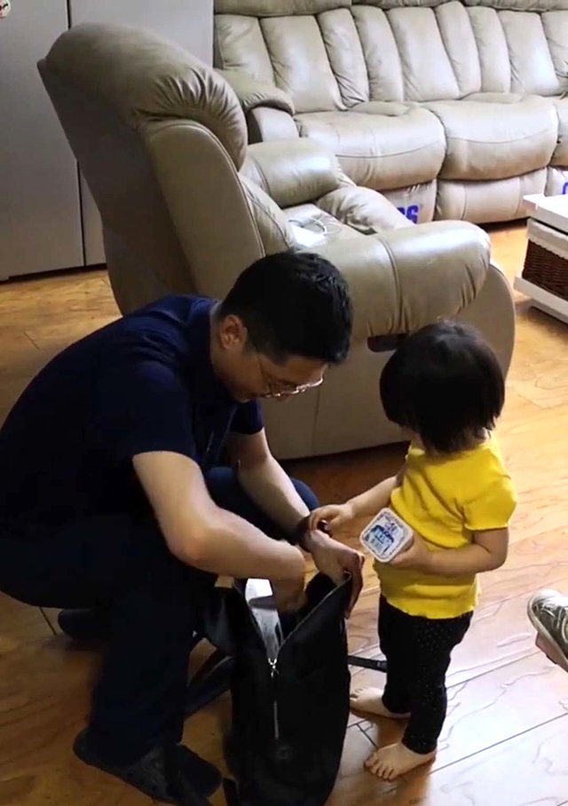 爸爸每次下班回家,都要与女儿进行秘密交接仪式,妈妈看了很吃醋