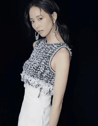  『佩戴』奔四的张钧甯，美艳如20岁少女，减龄服饰搭配精致首饰帮了大忙