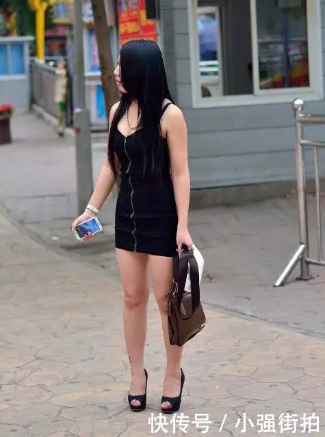 气质小姐姐黑色包臀裙尽显完美臀型，矮小的身体看起来非常性感苗