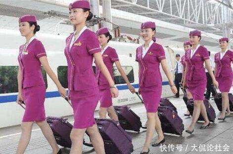 为什么动车女乘务员必须穿丝袜? 说出来你都不信