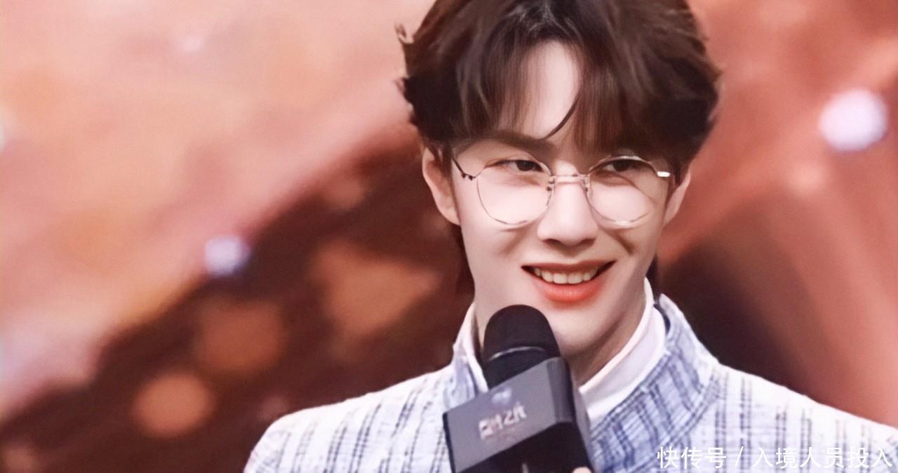 微博之夜王一博带眼镜