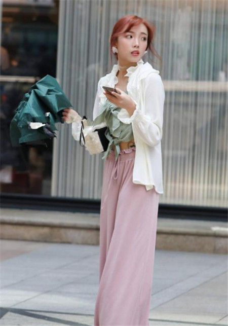 『俏丽』街拍:身姿俏丽的小美女,黑色上衣+牛仔短裤,美腿纤细笔直