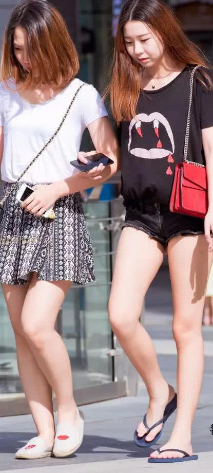 美女身穿超短裤秒杀身旁姐妹，这超短裤的设计比透视装还刺激，给