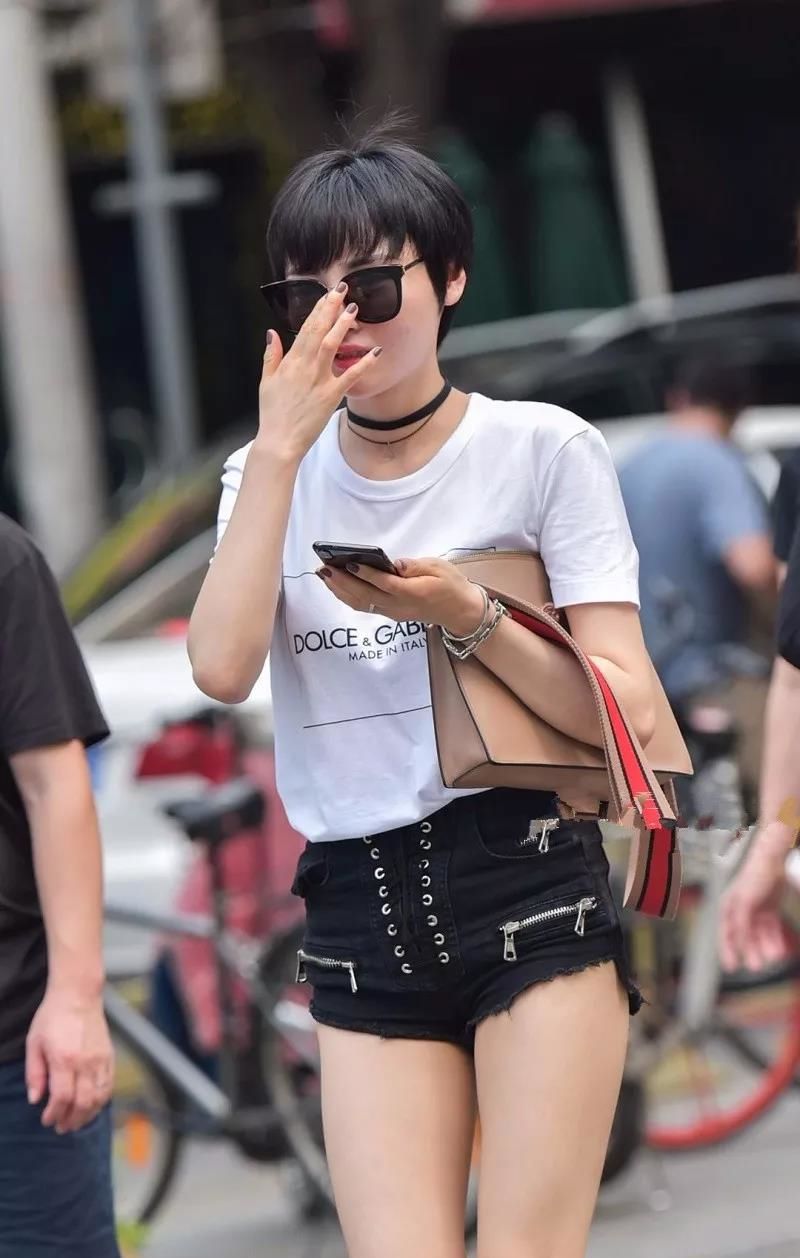 街拍路人，选对一套应季的穿搭，让你轻松美成女神