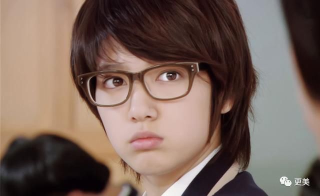 景甜凸出的小肚子衣服都遮不住，体型快和蒋欣一样了