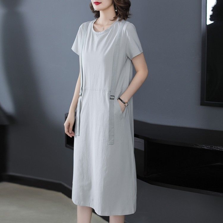 传统连衣裙落伍了!超火的“美嫩”裙配高跟鞋，适合70后女人