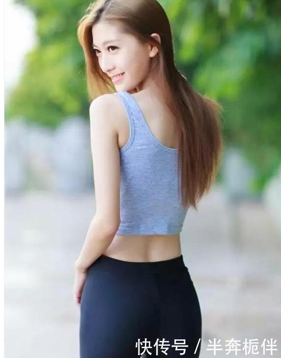  『红色』街拍性感的吊带装搭配红色热裤的长腿小姐姐，撩人又吸睛