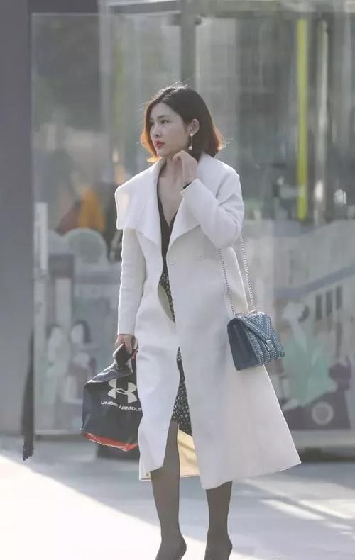  【短款】街拍：小姐姐短款的牛仔外套搭配短款的牛仔裤，休闲中带着时尚