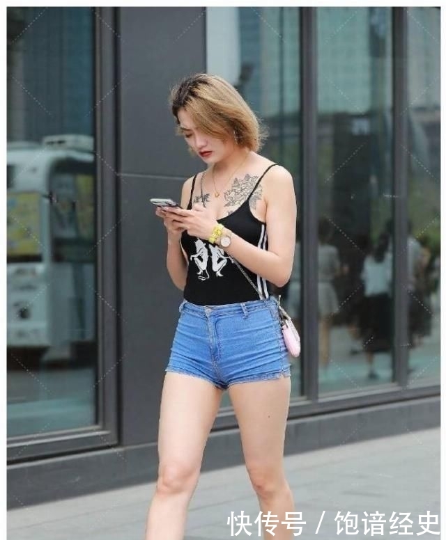 [ 显得]但是身上的纹身倒是显得有些突兀，小姐姐的一身装扮充满了活力