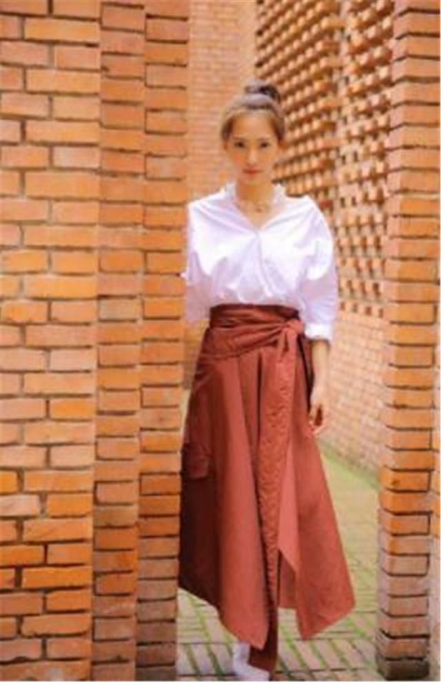 聂远老婆素颜真耐看，连眉毛都不用化，细看却撞脸应采儿了！