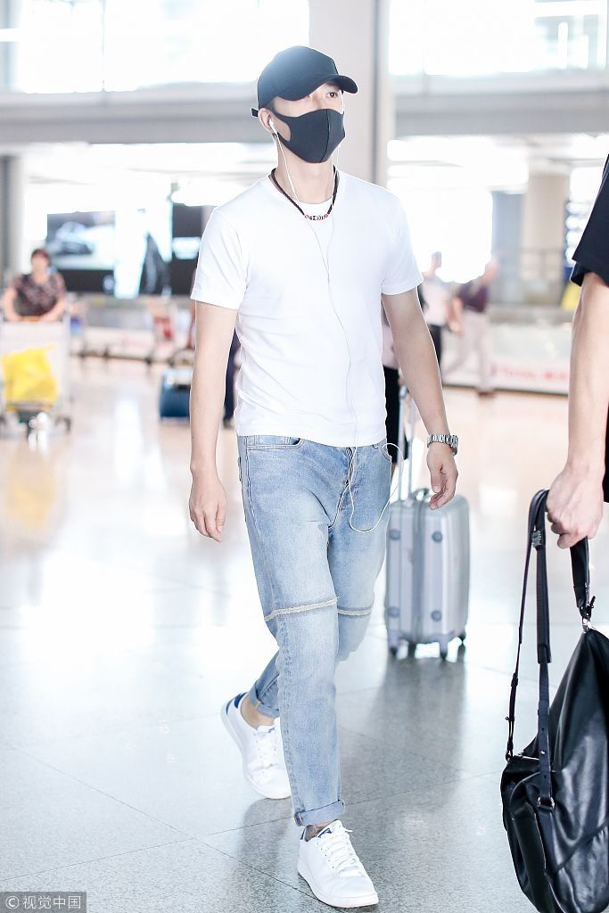 韩庚口罩遮面抵京低调十足 白T恤配牛仔裤简洁帅气
