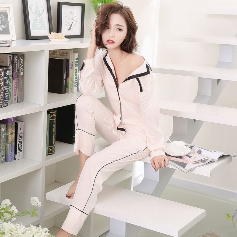 美丽白皙的肌肤需要一款知性成熟的睡衣陪衬，夜晚伴你入睡更愉悦