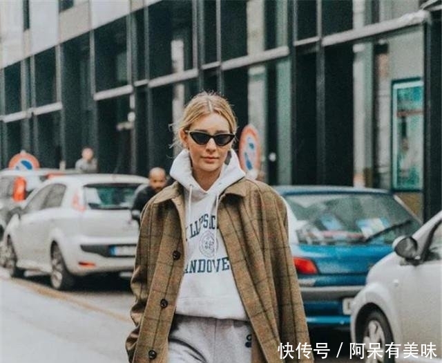  #秋冬季节穿#女人不管什么身材，秋冬穿大衣时，搭配这4双鞋子，时髦超显腿长