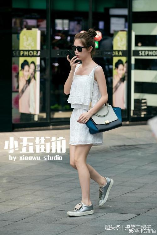 路人街拍：小姐姐一身花色连衣裙俏皮性感，像仙女一样可爱