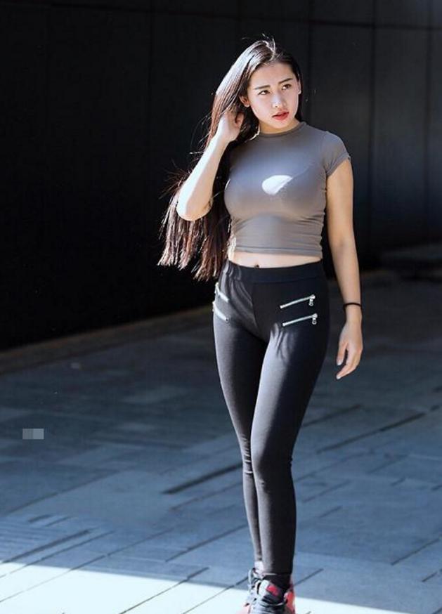 路人街拍，小姐姐身穿白色印花连衣裙，秀出的好身材也是特别迷人