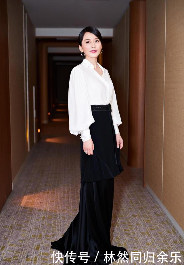 女人■50岁女人穿衣不显老!记住这3点最关键,时髦气质更显年轻!