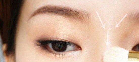 女子自卑不敢卸妆，朋友都疏远她，卸妆后男生却排队跪求交往！