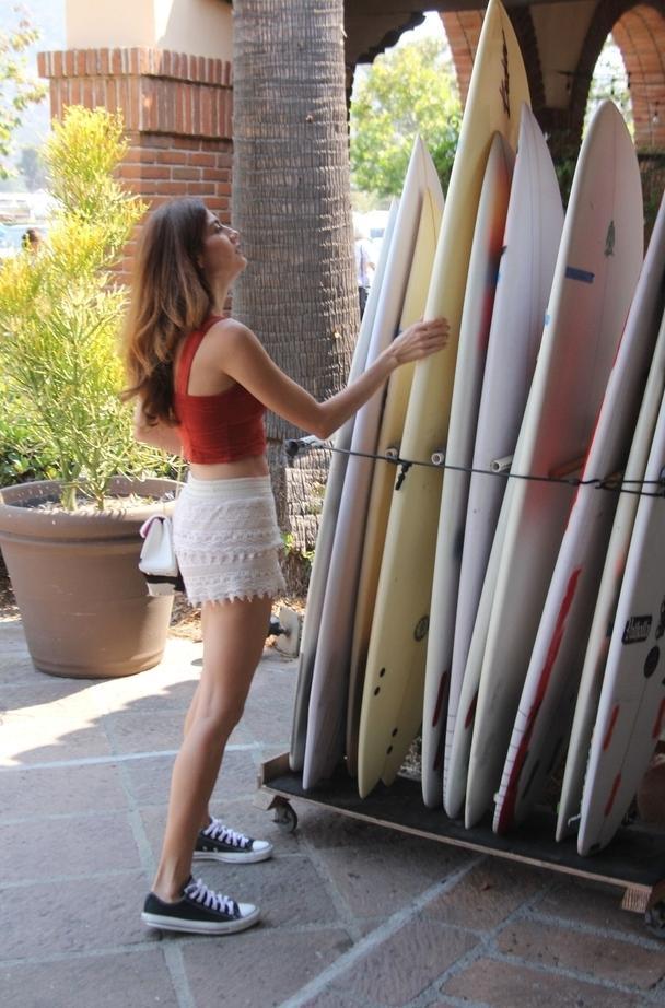 布兰卡夏季出街，性感热裤身材火辣！