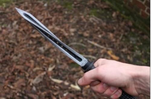  「解放军」大名鼎鼎的三棱军刺，解放军为啥不装备？答案很简单，不是被禁用