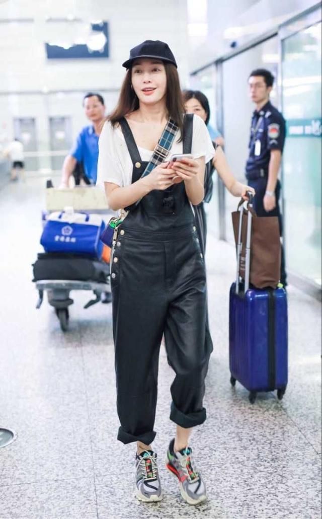 秦岚真会穿！背带裤配运动鞋青春靓丽，网友：至少年轻了18岁！