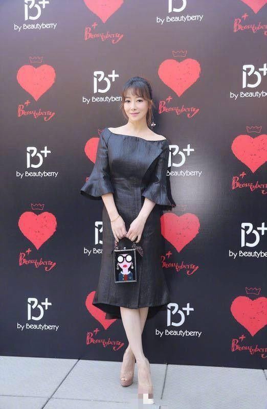 陈紫函胆子真大，黑色连衣裙，身材凹凸有致！