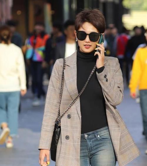 「清爽」街拍:亭亭玉立的美女,一件黑色的露肩连衣裙,时尚清爽魅力十足