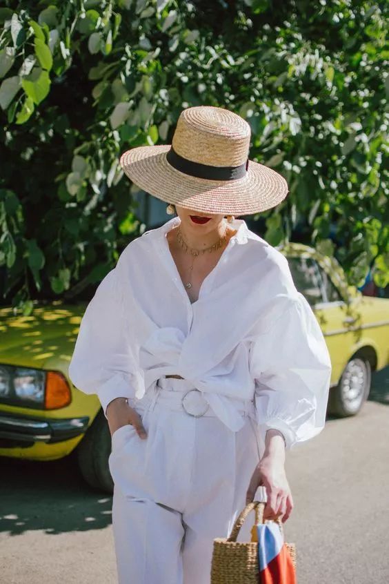 今年夏天巴黎女人都在这样穿，精致又浪漫