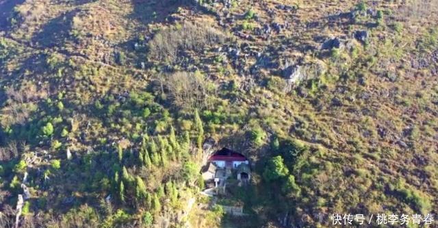 云南大山发现一户人家，在岩洞下盖房子隐居，与世无争