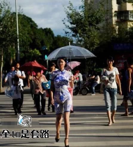 穿“画”出来的旗袍上大街，人群中等公交，竟没有一个人发现