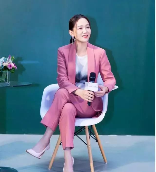 陈乔恩的高跟鞋鞋跟倒过来也能穿？看得网友直呼：断掉就尴尬了