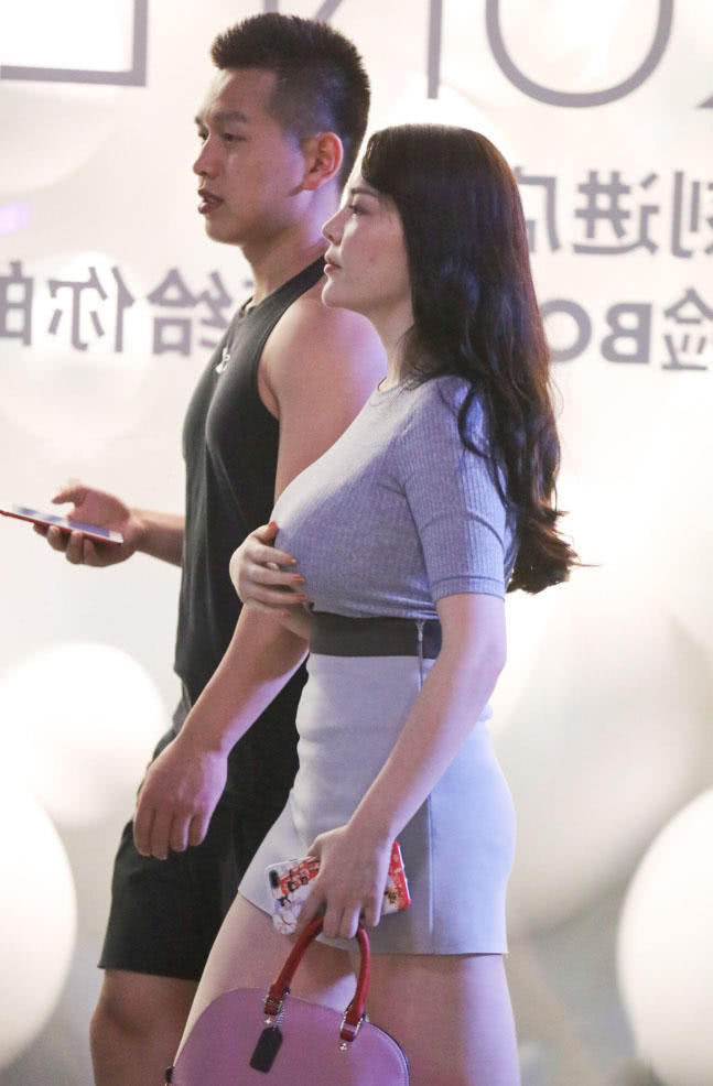 丰满的身材加上娇好的面容让小姐姐显得特别出众。