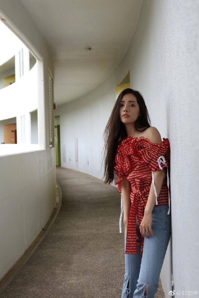 郭碧婷出席活动，礼服上半身开好大，网友：以前的清纯气质全没了