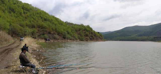 兰湖:母亲节延吉海兰湖垂钓,斤鲫拽走鱼竿很嚣张