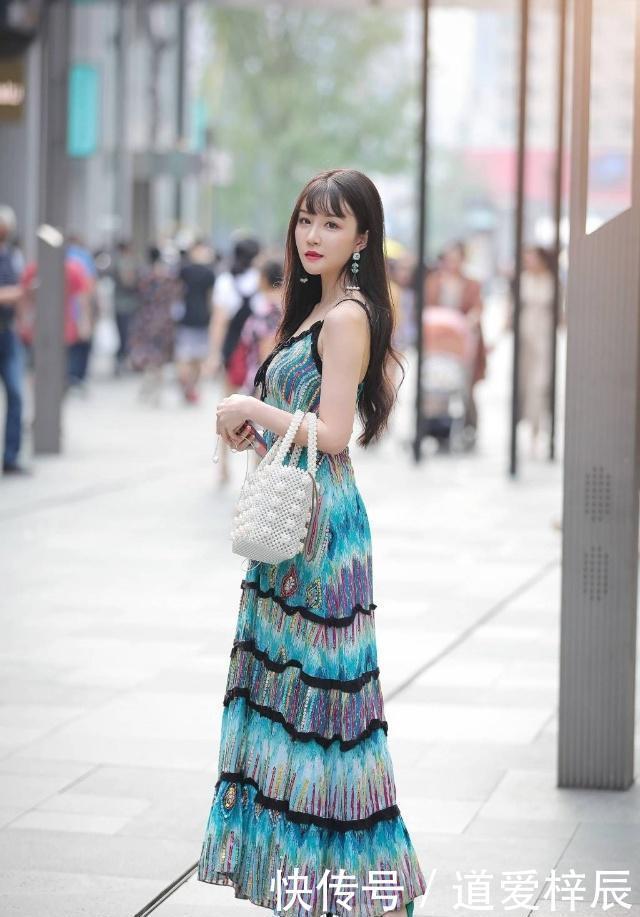  『气质』街拍拥有女神气质的小姐姐，身姿丰腴清爽怡人