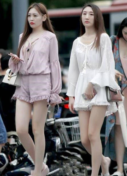 #小美女#街拍:长腿的小美女,若隐若现的纱裙显得格外抢眼
