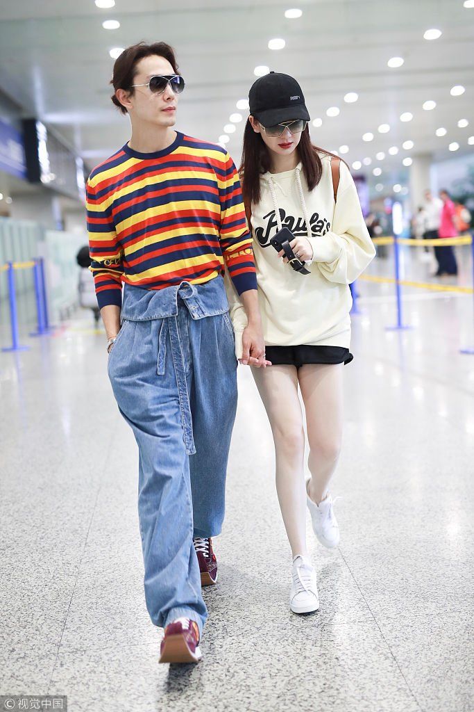甜过热恋！戚薇与老公李承铉机场牵手撒糖  “下衣失踪”露雪白美