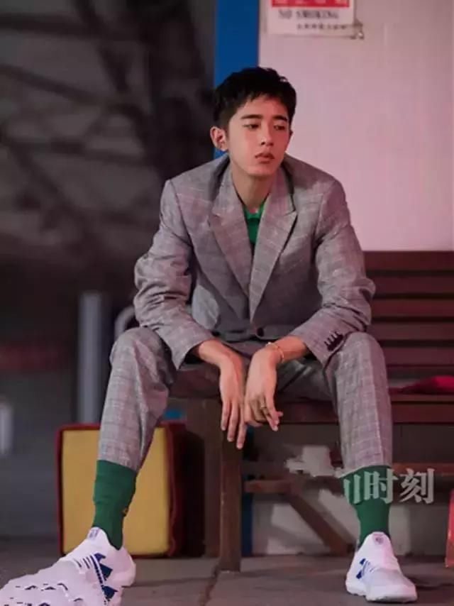 绿袜子是什么新潮流？张俪欧阳娜娜穿它秀腿，梁靖康却包住脚踝！