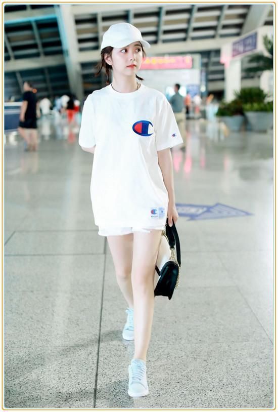 在谭松韵面前谁敢说童颜？扎俩羊角辫穿白T恤简直就是一小学生！