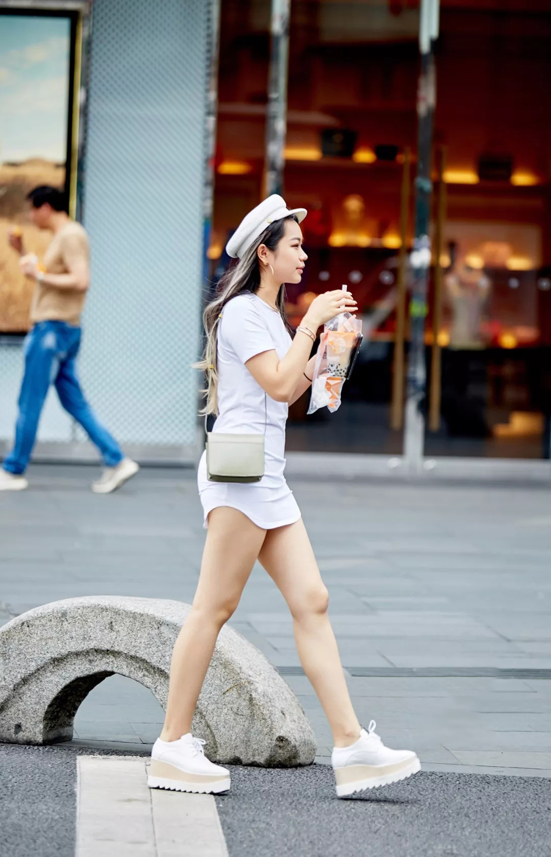 现在女孩最敢穿！个子矮的女生要么T恤当裙子，个高内衣当T恤穿